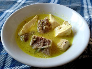 Geleneksel Endonezya mutfağı yemekleri. Ikan Pindang Tahu Kuah Santan ya da balık ve tofu hindistancevizi köri çorbası. Ikan Pindang Tahu Kuah Santan Santan Endonezya Yemeği Basit ve genellikle evde yapılan