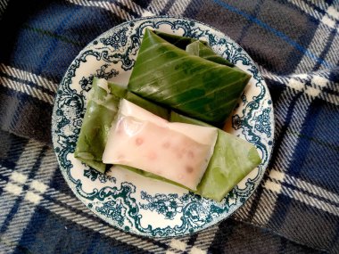 Jaje Sumping Bali. Kue basah khas bali ya da Bali özel kekleri. Muz yapraklarına sarılmış kek. Geleneksel Endonezya mutfağı yemekleri. Endonezya Sokak Yemekleri
