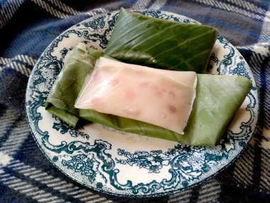 Jaje Sumping Bali. Kue basah khas bali ya da Bali özel kekleri. Muz yapraklarına sarılmış kek. Geleneksel Endonezya mutfağı yemekleri. Endonezya Sokak Yemekleri