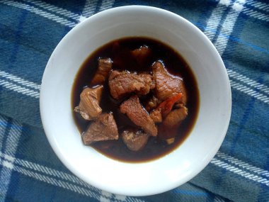 Geleneksel bali mutfağı yemekleri. Tatlı soya soslu domuz ya da Babi Kap Manis Endonezya yemeği. Basit ve genellikle evde yapılır. Endonezya sokak yiyeceği (bali yemeği )