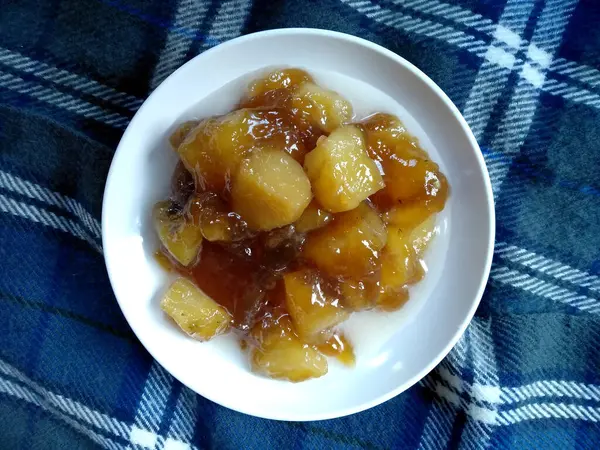 Geleneksel Endonezya mutfağı yemekleri. Kue basah khas bali ya da Bali özel kekleri. Jajan Kolak Pisang Endonesi Yemekleri basit ve lezzetli. Endonezya Sokak Yemekleri (Jaje Kolak Pisang Bali )