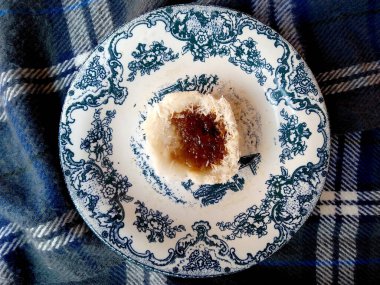 Geleneksel Endonezya mutfağı yemekleri. Kue Ombus / Kue Tepung Beras Isi Gula Merah / Kue Lapet veya Kue Abuk. Basit ve lezzetli Endonezya yemekleri. Endonezya sokak yemekleri (pasta )