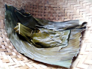 Geleneksel Endonezya mutfağı yemekleri. Masakan Pepes Ikan veya buğulanmış balık. Pepes Ikan Endonezya yemeği. Basit ve genellikle evde yapılır. Endonezya Sokak Yemekleri