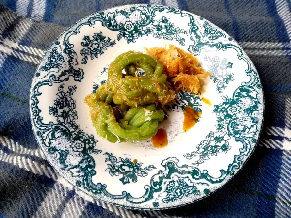 Jaje bölgesi Bali veya Patola / Petulo / Kue Putu Mayang. Kue basah khas bali ya da Bali özel kekleri. Tatlı şekerli kek eklendi. Geleneksel Endonezya mutfağı yemekleri. Endonezya Sokak Yemekleri