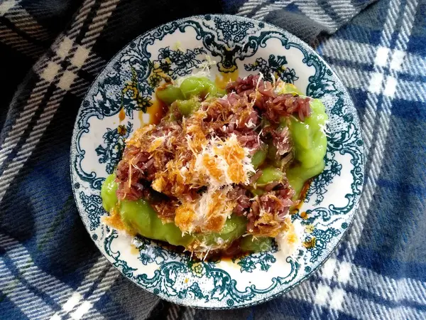 Bubuh / Bubur Sumsum Ijo Bali veya kemik iliği lapası. Makanan Bubur khas bali veya Bali özel lapası. Tatlı şeker ve jaje injin eklenmiş yulaf lapası. Geleneksel Endonezya mutfağı yemekleri