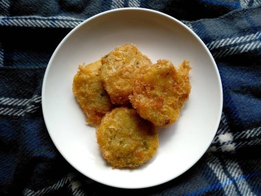 Geleneksel Endonezya mutfağı yemekleri. Masakan / Makanan Perkedel Kentang veya patates köftesi. Perkedel Kentang Endonezya yemeği. Basit ve genellikle evde yapılır. Endonezya Sokak Yemekleri