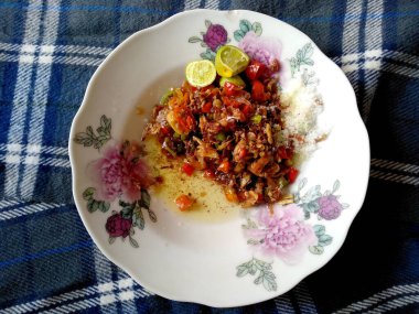 Geleneksel ev yapımı sambal ya da kırmızı acı biber ezmesi. Bali geleneksel sambal. Tabakta kırmızı biber sosu olan kompozisyon. Sambal Endonezya Gıda.