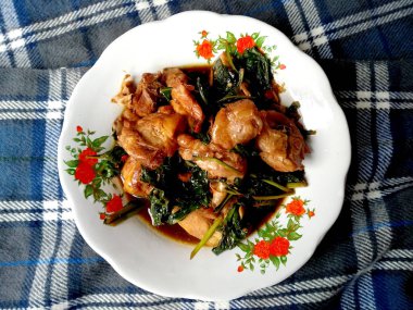 Geleneksel Endonezya mutfağı yemekleri. Ayam Goreng Kkapap Pedas dengan Sayur Ijo Endonezya yemeği. Basit ve genellikle evde yapılır. Endonezya sokak yemeği (sebzeli baharatlı soya soslu tavuk) )