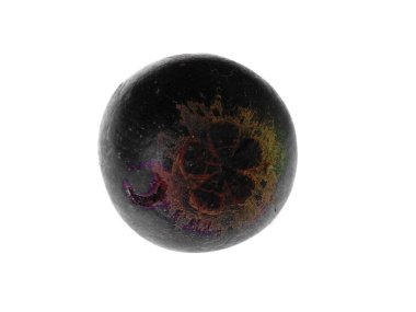 Beyaz arka planda izole tropik mangosteen. Beyaz arka planda Garcinia mangostana. Lezzetli ve taze mangosteen meyvesi.