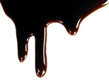 Beyaz arka planda soya sosu. Soya sosu birikintisi beyaz arka planda izole edilmiş. Dökülmüş soya sosu.