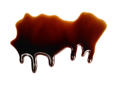 Beyaz arka planda soya sosu. Soya sosu birikintisi beyaz arka planda izole edilmiş. Dökülmüş soya sosu.