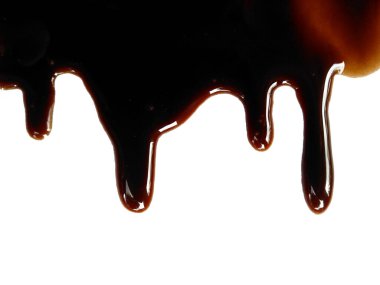 Beyaz arka planda soya sosu. Soya sosu birikintisi beyaz arka planda izole edilmiş. Dökülmüş soya sosu.