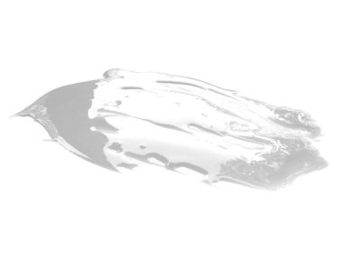 Beyaz arka planda süt. Beyaz arka planda süt birikintisi izole edilmiş. Dökülmüş sütün dokusu