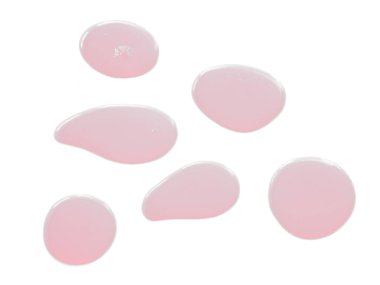 Beyaz arka planda su. Açılmış su birikintisi beyaz arka planda izole edilmiş. Dökülen suyun dokusu