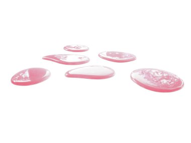 Beyaz arka planda su. Açılmış su birikintisi beyaz arka planda izole edilmiş. Dökülen suyun dokusu