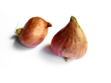 Beyaz arka planda kırmızı soğan. Kırpma yolu olan beyaz arkaplanda taze soğan izole edildi. (Taze kırmızı soğan )