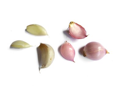 Beyaz arka planda kırmızı soğan ve sarımsak. Taze kırmızı soğan ve sarımsak kesme yolu olan beyaz arka planda izole edilmiş. (Taze sarımsak ve kırmızı soğan )