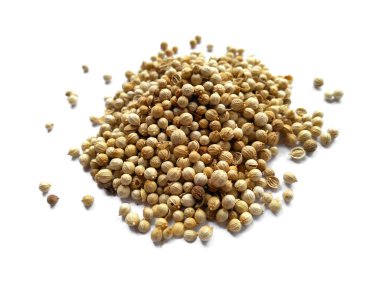 Beyaz arka planda kişniş tohumları. Kişniş tohumları kırpma yolu ile beyaz arkaplanda izole edildi