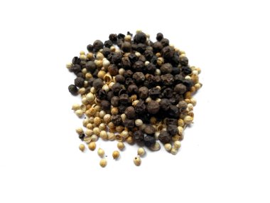 Kişniş tohumu ve beyaz arka planda siyah biber. Kişniş tohumu ve karabiber kesme yolu olan beyaz arka planda izole edilmiş. (Karabiber ve kişniş tohumu )