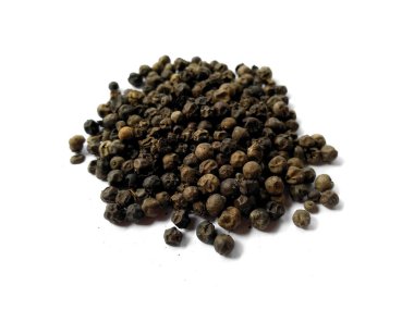 Beyaz arka planda siyah biber. Kesme yolu ile beyaz arkaplanda karabiber izole. (Siyah biberler, beyaz arka planda izole. )