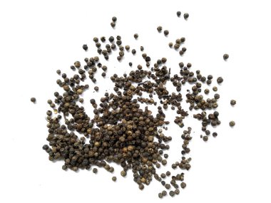 Beyaz arka planda siyah biber. Kesme yolu ile beyaz arkaplanda karabiber izole. (Siyah biberler, beyaz arka planda izole. )