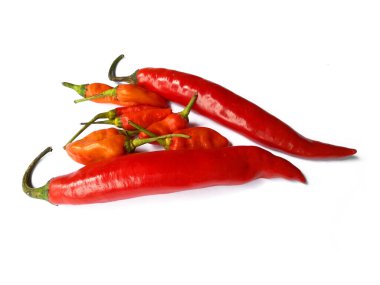 Beyaz arka planda kırmızı kırmızı biber. Kırmızı biber, kırpma yolu olan beyaz bir arkaplanda izole edilmiş. (Kırmızı kırmızı kırmızı biber )