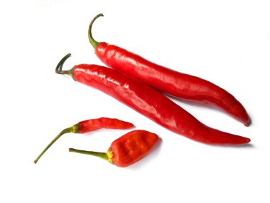 Beyaz arka planda kırmızı kırmızı biber. Kırmızı biber, kırpma yolu olan beyaz bir arkaplanda izole edilmiş. (Kırmızı kırmızı kırmızı biber )