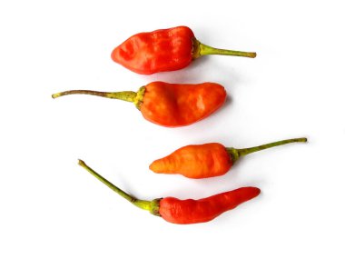 Beyaz arka planda kırmızı kırmızı biber. Kırmızı biber, kırpma yolu olan beyaz bir arkaplanda izole edilmiş. (Kırmızı kırmızı kırmızı biber )