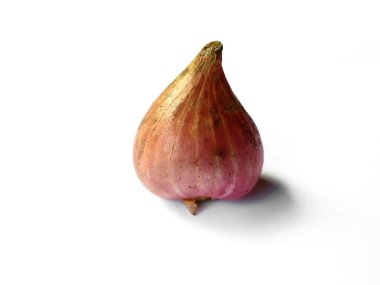 Beyaz arka planda kırmızı soğan. Kırpma yolu olan beyaz arkaplanda taze soğan izole edildi. (Taze kırmızı soğan )