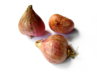 Beyaz arka planda kırmızı soğan. Kırpma yolu olan beyaz arkaplanda taze soğan izole edildi. (Taze kırmızı soğan )