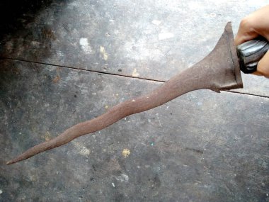Keris Endonezya 'nın geleneksel silahıdır. Seçili ütüyü kullanarak elle yapılmış. Sapı ahşap ya da fildişinden yapılmış. (Eski Balili keris )