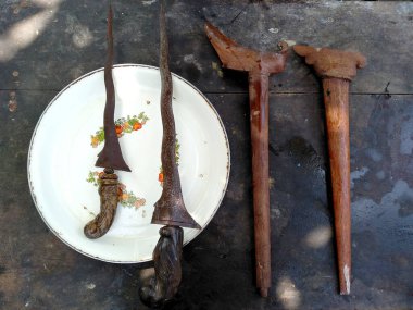 Keris Endonezya 'nın geleneksel silahıdır. Seçili ütüyü kullanarak elle yapılmış. Sapı ahşap ya da fildişinden yapılmış. (Eski Balili keris )