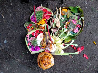 Sodan adında bir Hindu balesi. (Banten Saiban, Canang Kokokan, Canang Sari, Segehan, Gebogan / Pajegan ve diğerleri gibi) )