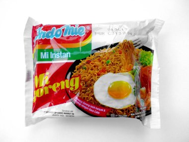 Mie Indomie Goreng Endonezya yemeği. Basit ve genellikle evde yapılır. Beyaz arka planda kızarmış şehriye. Endonezya sokak yemekleri. (Pişmemiş erişte ve baharat )