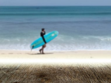 Plaj geçmişi olan ahşap zemin. Güzel ve havalı stüdyo masası arka planı (bulanık sahil manzarası )