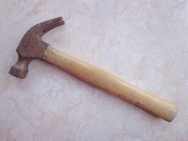 Çekiç eski, kirli ve paslı.