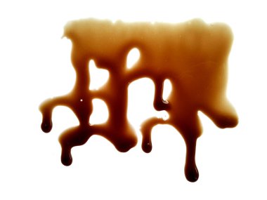 Dökülmüş soya sosu. Beyaz arka planda soya sosu. Dökülen soya sosu birikintisi beyaz arka planda izole edilmiş.