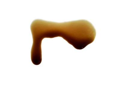 Dökülmüş soya sosu. Beyaz arka planda soya sosu. Dökülen soya sosu birikintisi beyaz arka planda izole edilmiş.