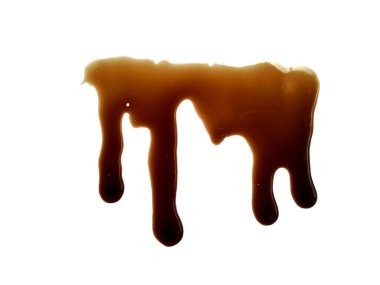 Dökülmüş soya sosu. Beyaz arka planda soya sosu. Dökülen soya sosu birikintisi beyaz arka planda izole edilmiş.