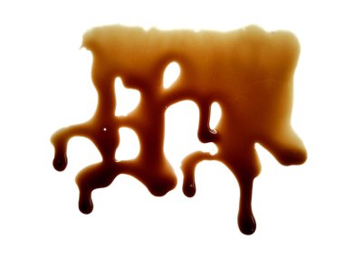 Dökülmüş soya sosu. Beyaz arka planda soya sosu. Dökülen soya sosu birikintisi beyaz arka planda izole edilmiş.