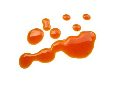 Beyaz arka planda izole edilmiş acı biber sosu birikintisi. Beyaz arka planda kırmızı biber sosu. Dökülmüş acı biber sosu.