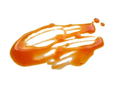 Beyaz arka planda izole edilmiş acı biber sosu birikintisi. Beyaz arka planda kırmızı biber sosu. Dökülmüş acı biber sosu.