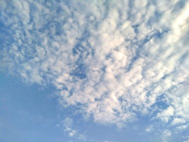 Bulutlu mavi gökyüzü arkaplanı. Bulutlu güzel mavi gökyüzü