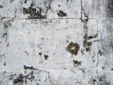 Kirli ve eski kumtaşı duvar dokusu. Yosun, gözenekli, çatlak ve yıpranmış kumtaşı duvarların soyut dokusu. (Duvar dokusu duvar çerçevesi ve duvar arkaplanı olarak kullanılabilir )