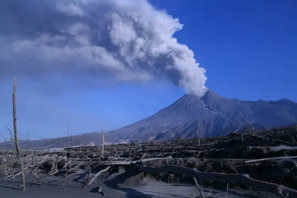 Eruption Mount Merapi Yogyakarta Indonesia Blue Sky Background — Stock Photo, Image