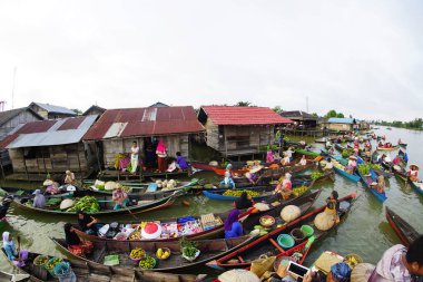 Pasar Terapung veya yüzen pazar Banjarmasin, Güney Kalimantan, Endonezya