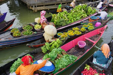 Pasar Terapung veya yüzen pazar Banjarmasin, Güney Kalimantan, Endonezya