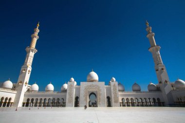 Şeyh Zayed bin Sultan Al Nahyan ABU DHABI camii. Mavi arka planı olan iki kule ve kubbe