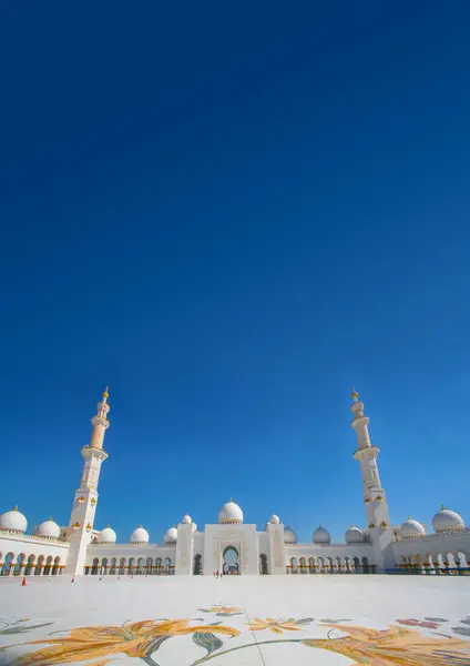 Şeyh Zayed bin Sultan Al Nahyan ABU DHABI camii. Mavi arka planı olan iki kule ve kubbe