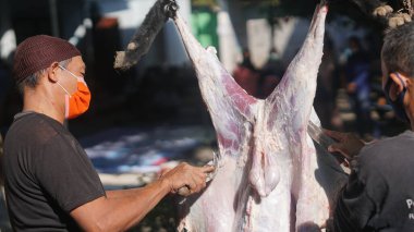 Kurban bayramı kutlaması. Maske kullanan Müslümanlar, Kurban Bayramı 'nda yoksullara et dağıtmak için birbirlerine yardım ediyorlar. Kurban Bayramı mı, Kureyş Bayramı mı?.